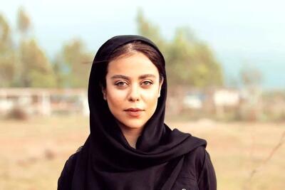 ژست عجیب خانم بازیگر مشهور در حال سیگار کشیدن! / عکس