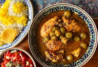 طرز تهیه خورشت گوجه سبز با مرغ شمالی ترش و خوشمزه