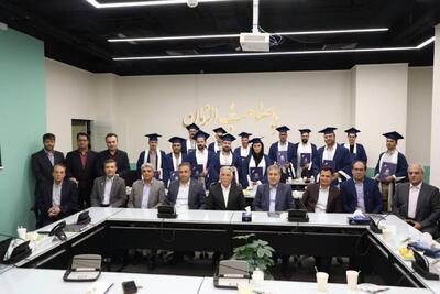 اهداء گواهینامه‌های اولین دوره عالی مدیریت کسب وکار