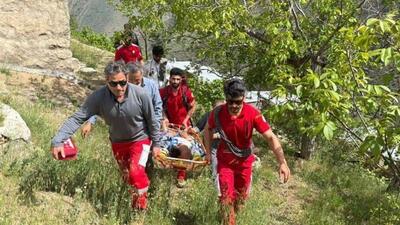 نجات فرد سقوط کرده از ارتفاعات روستای کویان توسط نجاتگران هلال‌احمر