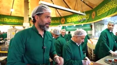 خدمت رسانی پیشکسوتان فوتبال و مجریان تلویزیونی در چایخانه حضرت