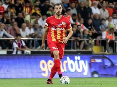 پرسپولیس به دنبال مدافع استقلالی