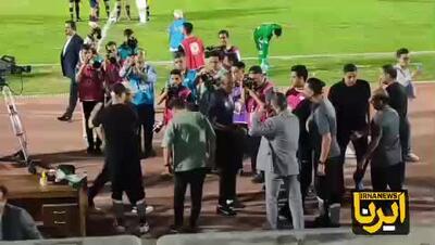 شعار «بندرعباس تسلیت» از سوی تماشاگران زن دیدار  چادرملو اردکان و فولاد خوزستان