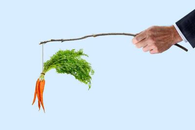 هویج برای نخبگان، چماق برای بقیه؛ انقلاب سخت‌گیرانه در مدیریت