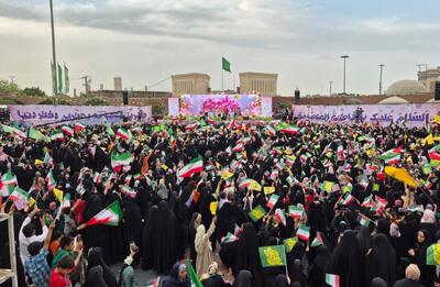 قرائت دسته جمعی سوره کؤثر توسط داوران برنامه محفل در جمع دختران قمی