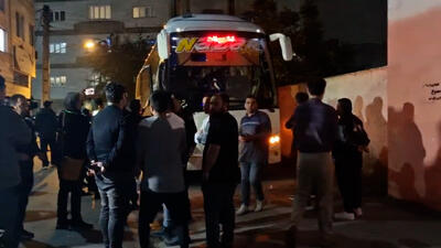 خروج اتوبوس بازیکنان نساجی و اعتراض شدید هواداران - پارس فوتبال
