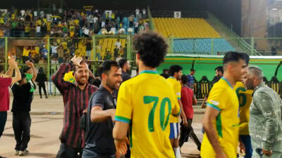 خوشحالی هواداران صنعت نفت بعد از پیروزی - پارس فوتبال