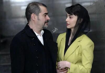 عکسی از پشت صحنه سریال آبان؛ آبان و فریبرز ثابت در کنار هم!