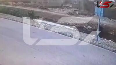 فیلم لحظه مرگ زن خرمشهری در سقوط به رودخانه / می‌خواست زباله‌ها را بیرون بگذارد