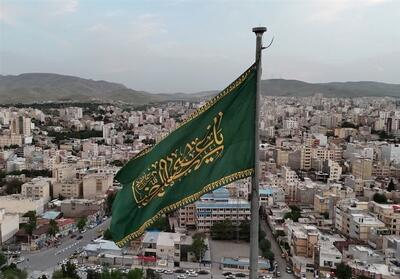 اهتزاز پرچم امام رئوف در آسمان کرمانشاه + تصویر - تسنیم