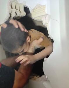 نجات معجزه آسای یک کودک پنج ساله در درز انقطاع ساختمان