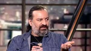 عکس خانوادگی مهراب قاسم‌خانی در فرودگاه
