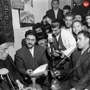 عکس/ نمایی جالب و دیده نشده از قهوه‌خانه‌ای در تهران ۸۴ سال پیش با مردم کوچه و بازار | اقتصاد24