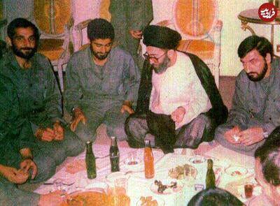 عکس/ قابی دیده نشده از سردار سلیمانی و محسن رضایی ۴۴ سال پیش سر سفره ناهار و در کنار رهبری | اقتصاد24