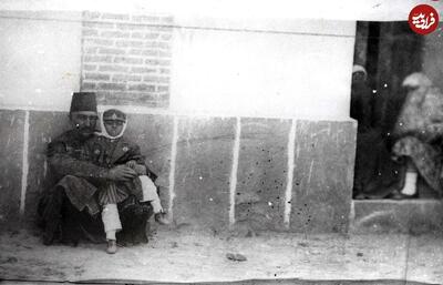 عکس دیده نشده از ملیجک بیمار در آغوش ناصرالدین‌شاه با چهره نگران | اقتصاد24
