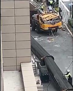 لحظه وحشتناک سقوط بوم جرثقیل در کنار یک کارگر را ببینید + ویدیو