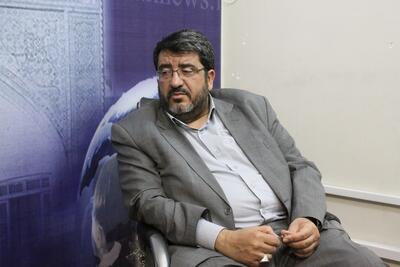 ببینید؛ حمله فواد ایزدی به رئیس ستاد کل نیروهای مسلح: نیروی نظامی ما نباید پیام صلح بفرستد