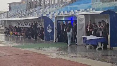 بارش شدید باران در ورزشگاه سیروس قایقران و خروج تماشاگران از ورزشگاه