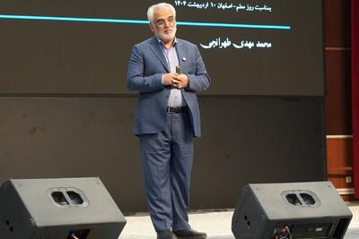 معلم، پرورشگر رشد جامعه است نه جایگزین‌پذیر با ماشین