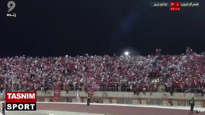 رقص نور با گوشی توسط هواداران تراکتور در جریان دیدار شمس آذر و تراکتور