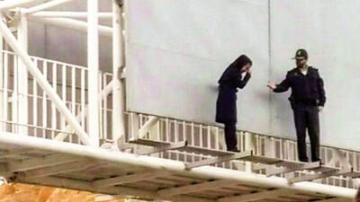 نجات معجزه‌آسا در نازی‌آباد / ماموران فداکار زن جوان را از مرگ حتمی نجات دادند