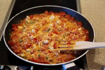 طرز تهیه املت ترکیه‌ای؛ ترکیبی لذیذ از تخم‌مرغ و پنیر پیتزا