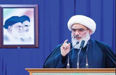 نصب طوماری با مضمون برخورد با عوامل فستیوال «کوچه» در ورودی مصلای بوشهر