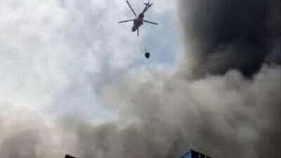 لحظه دلهره‌آور اطفاء حریق اسکله رجایی با بالگردهای هلال‌احمر | انفجارها با بالگرد فاصله‌ای ندارند