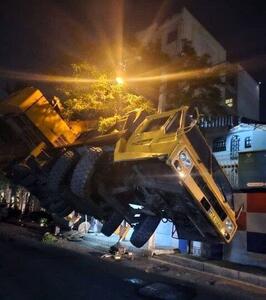 واژگونی جرثقیل ۶۰ تنی در غرب تهران!