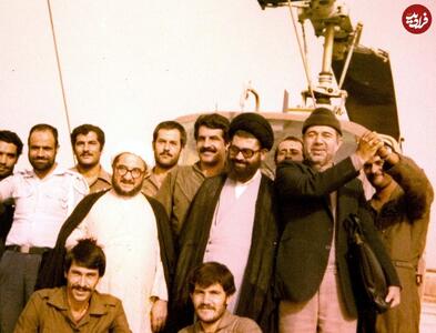 عکس/ چهره متفاوت محمدصادق خلخالی ۴۴ سال پیش در کنار هلیکوپتر در سفر شیراز | اقتصاد24