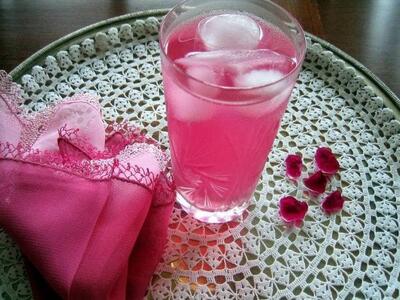 بررسی فواید نوشیدن گلاب ناشتا؛ اثر در مغز، گوارش و قلب