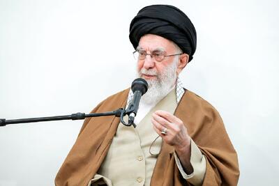 روایت تصویری کوتاه از حضور رهبر انقلاب در بارگاه مطهر امام‌زادگان مشهد اردهال کاشان در تابستان ۱۳۹۵