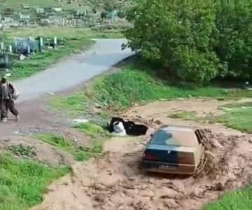لحظه وحشتناک گیر افتادن یک خودرو در سیل دیروز ارومیه در روستای قشلاق!