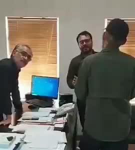 ویدیویی از اعتراض چند نفر در دفتر سرپرست اداره فرهنگ و ارشاد بوشهر به خاطر صدور مجوز برای فستیوال کوچه
