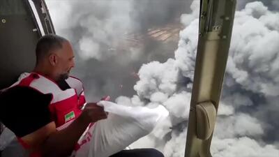 لحظات ترسناک از انفجار زیر بالگرد هلال احمر حین عملیات اطفاء حریق بندر شهید رجایی