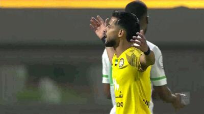 ضربه‌ی مهدی قایدی به تیرک دبا الحصن - پارس فوتبال