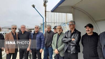 حضور پیشکسوتان در ورزشگاه سیروس قایقران برای وداع با «صالح نیا» - پارس فوتبال