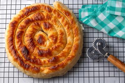 شام امشب با من: رازهای طلایی برای تهیه بورک ترد و خوش‌رنگ خانگی!