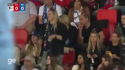 فیلم لحظه ضربه مغزی شدن دروازه بان معروف در زمین بازی!