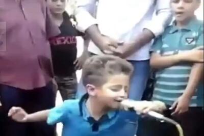 آواز شاد؛ این پسربچه کلا دو اینچ نیست ولی میکروفون گرفت دستش صداش دوبرابر هیکلشه