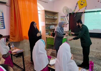 تجلیل سپاه بوشهر از مقام معلمان مدرسه شاهد - تسنیم