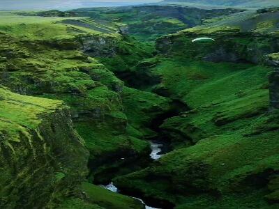 دره زمرد بین روستاهای اسکوگار و ویک در ایسلند 
