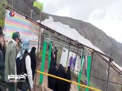 حضور خانواده شهدای خدمت و جمعی از اعضای دولت شهید رئیسی در محل سقوط بالگرد