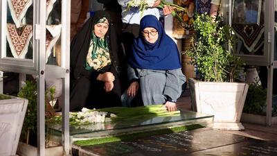 حضور سخنگوی دولت بر سر  مزار شهید حاج قاسم سلیمانی