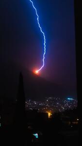 تصویر منتشر شده از لحظۀ اصابت صاعقه به کوه‌های نزدیک خرم‌آباد لرستان