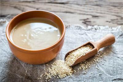 طرز تهیه ارده کنجد خانگی با دو ماده، خوشمزه‌تر از بازار (فیلم)