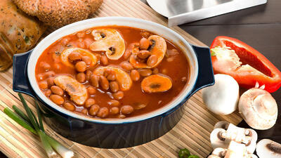 طرز تهیه خوراک لوبیا چیتی با سیب زمینی و قارچ