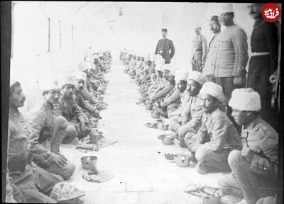 عکس/ جمعی از سربازان ژاندارمری در دوران احمدشاه قاجار در حال خوردن ناهار | اقتصاد24