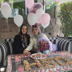 عکس متفاوت از خانم مجری در تولد مادرش با تم عروسکی و کیک خاص | اقتصاد24