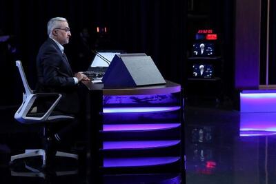 مجری مناظره‌ها: در پایان یکی از برنامه‌ها، یکی از نامزدها به سمت من آمد برای خداحافظی؛ من به او گفتم که الان اگر دست بدهید خوب است، اما او جمله‌ای را به صراحت درباره یکی از نامزدها گفت و از دست دادن امتناع کرد
